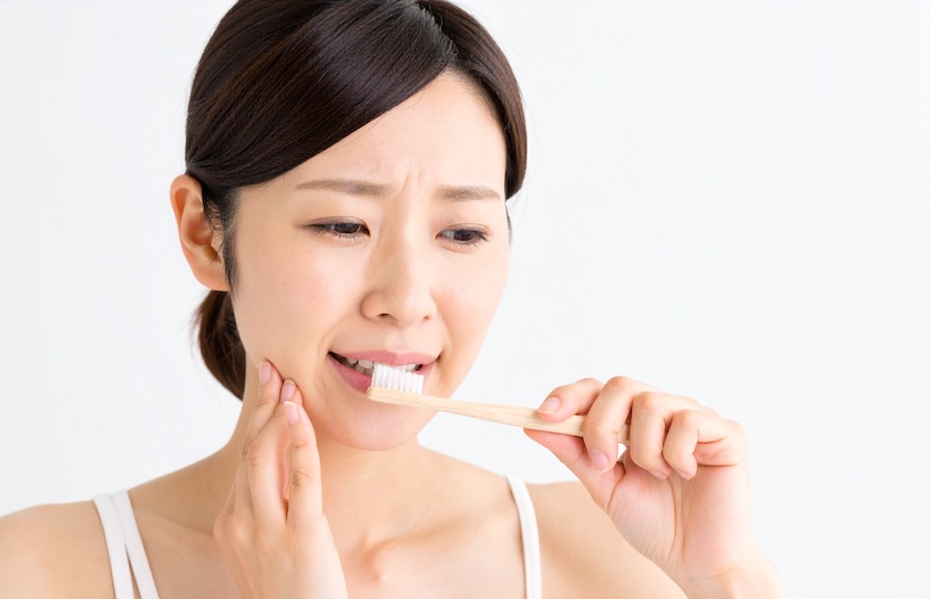 歯磨き中に出血する女性